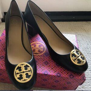 New Tory Burch Size 6 Benton 50mm Leather Pump Perfect Navy New with box.
